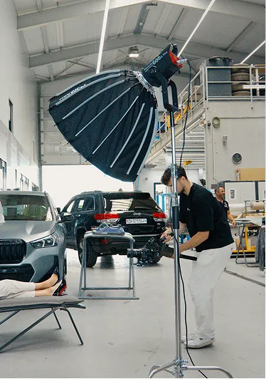 Lichtaufbau mit Softbox in einer Autowerkstatt beim Videodreh
