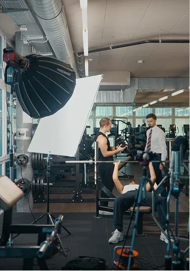 Dreh im Fitnessstudio mit Softbox und Kamera