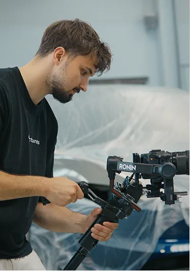 Kameramann richtet einen Gimbal mit Kamera ein