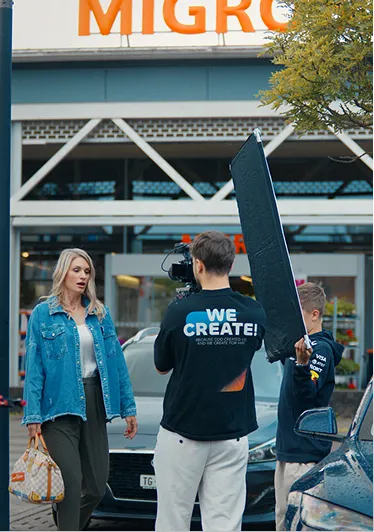 C-Pictures-Team dreht mit Softbox vor einer Migros-Filiale