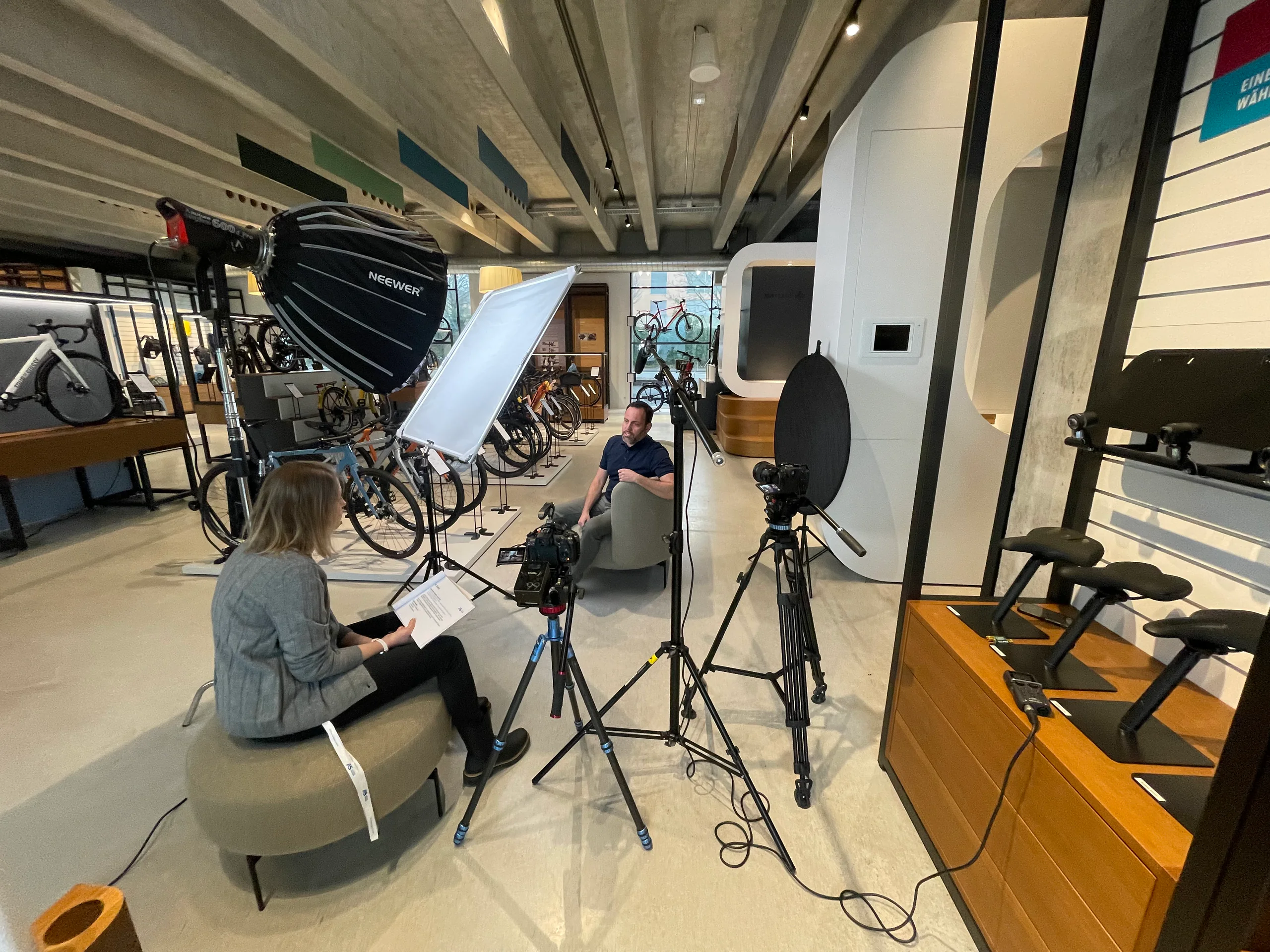 Interviewsetup mit Beleuchtung in einem Besprechungsbereich von Arvato Systems