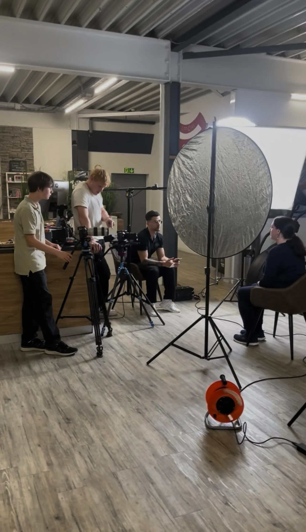 Setup mit Reflektor und Licht beim Dreh im Wohnbereich