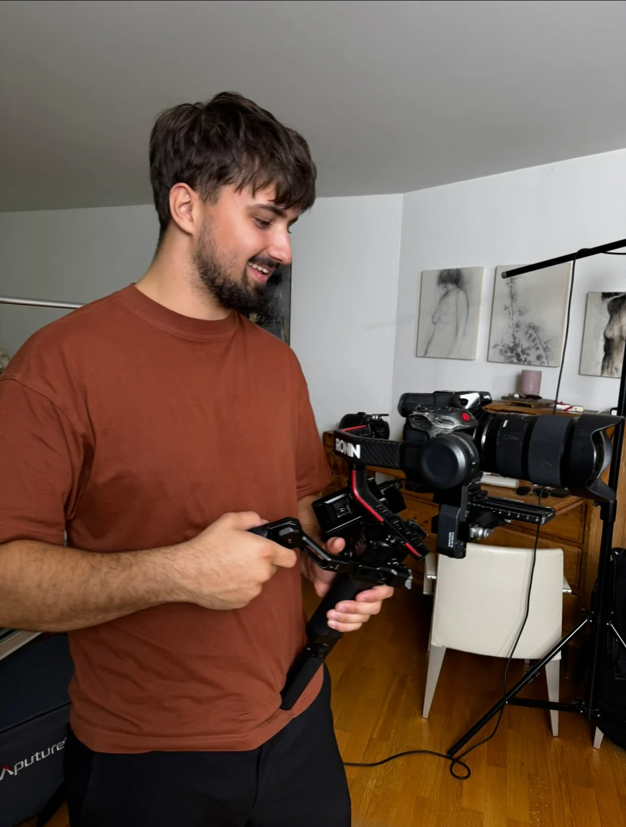 Kameramann mit Gimbal und Kamera beim Dreh im Wohnbereich