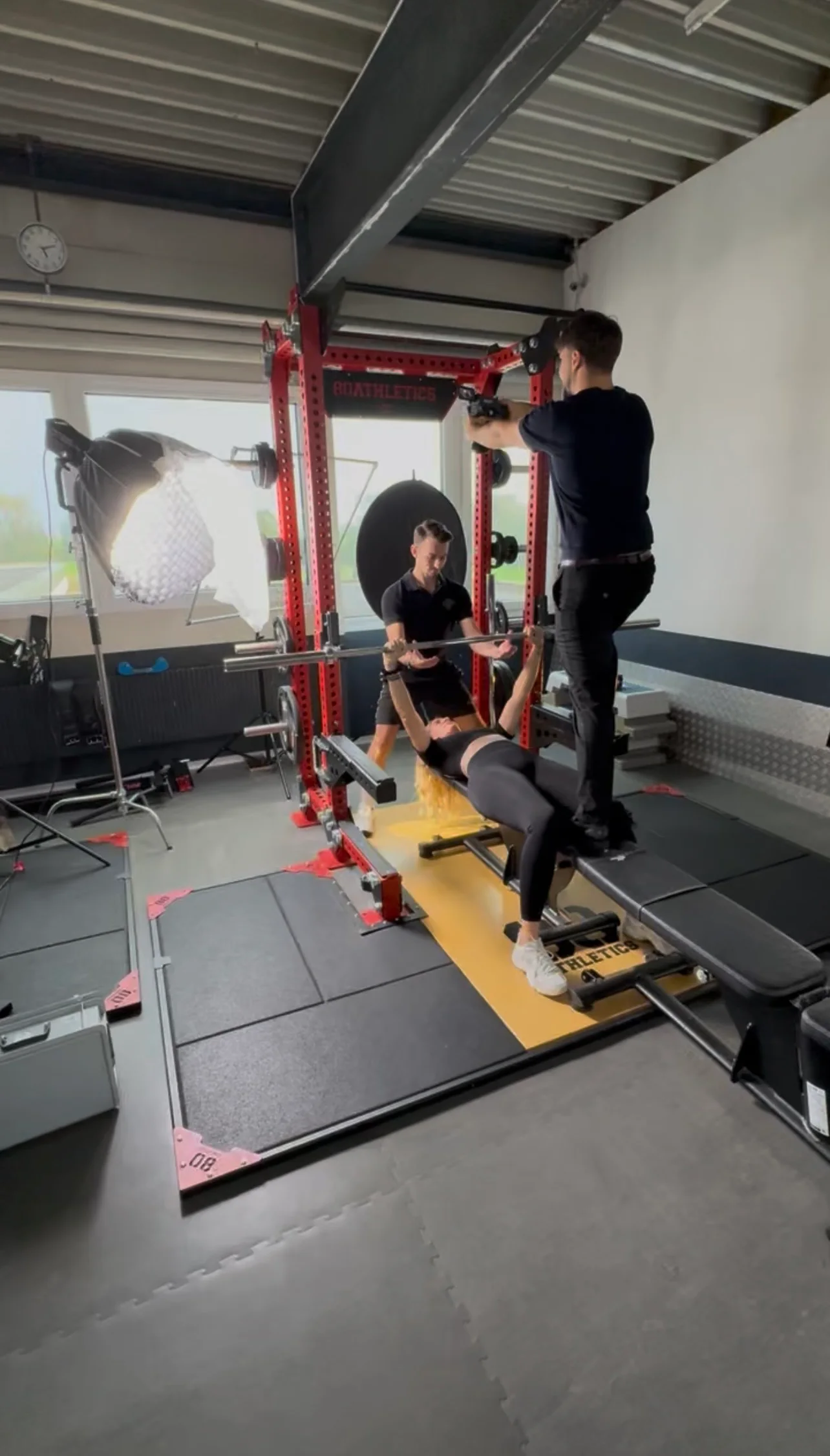 Lichtaufbau im Fitnessstudio für den Dreh