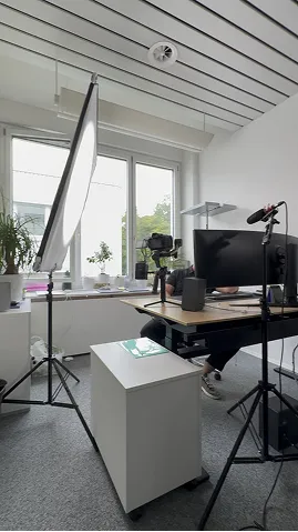 Arbeitsplatz mit Kamera und Bildschirm für die Social-Media-Produktion