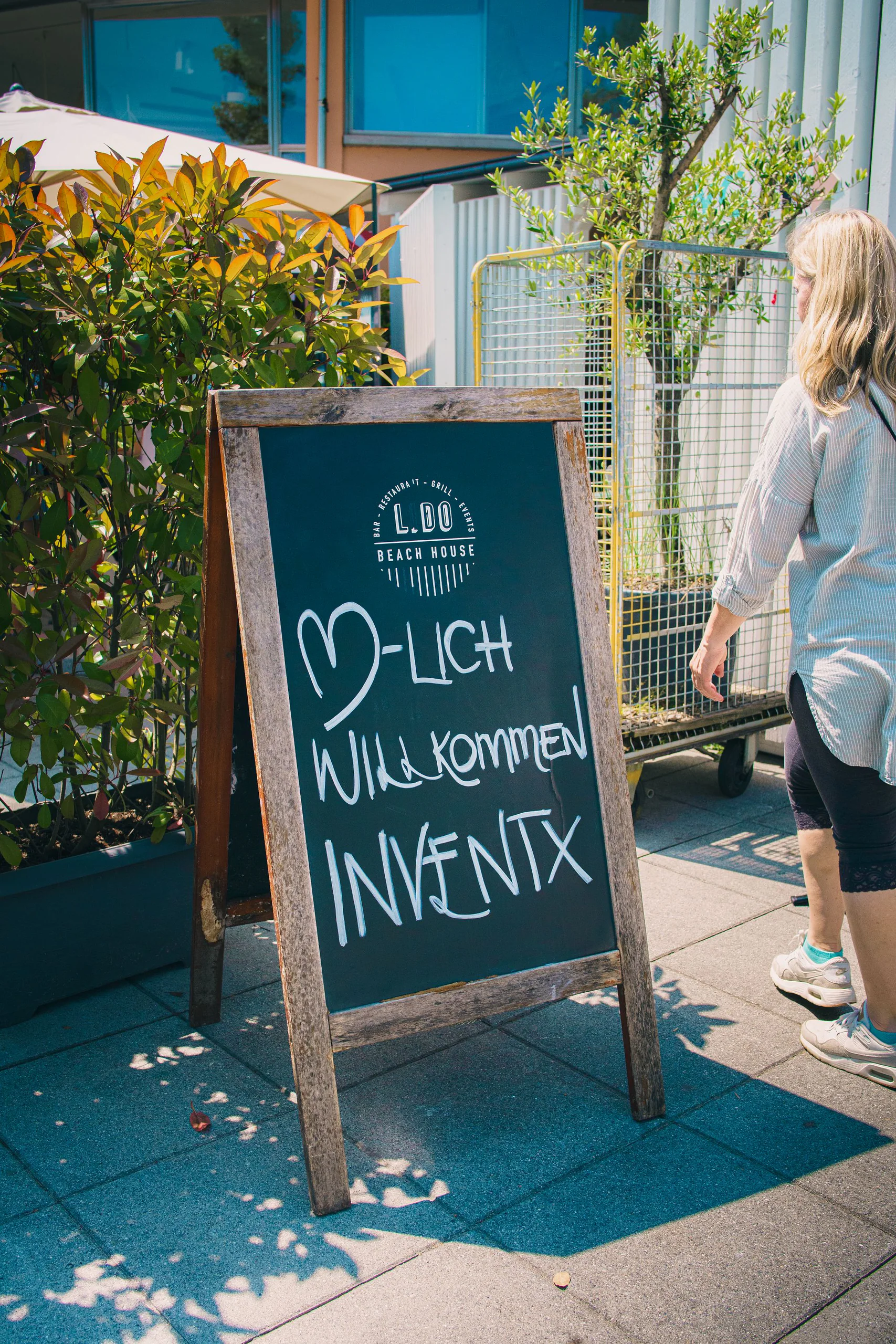 Kreidetafel mit «Herzlich Willkommen InventX» am Eingang des Sommernachtsfests