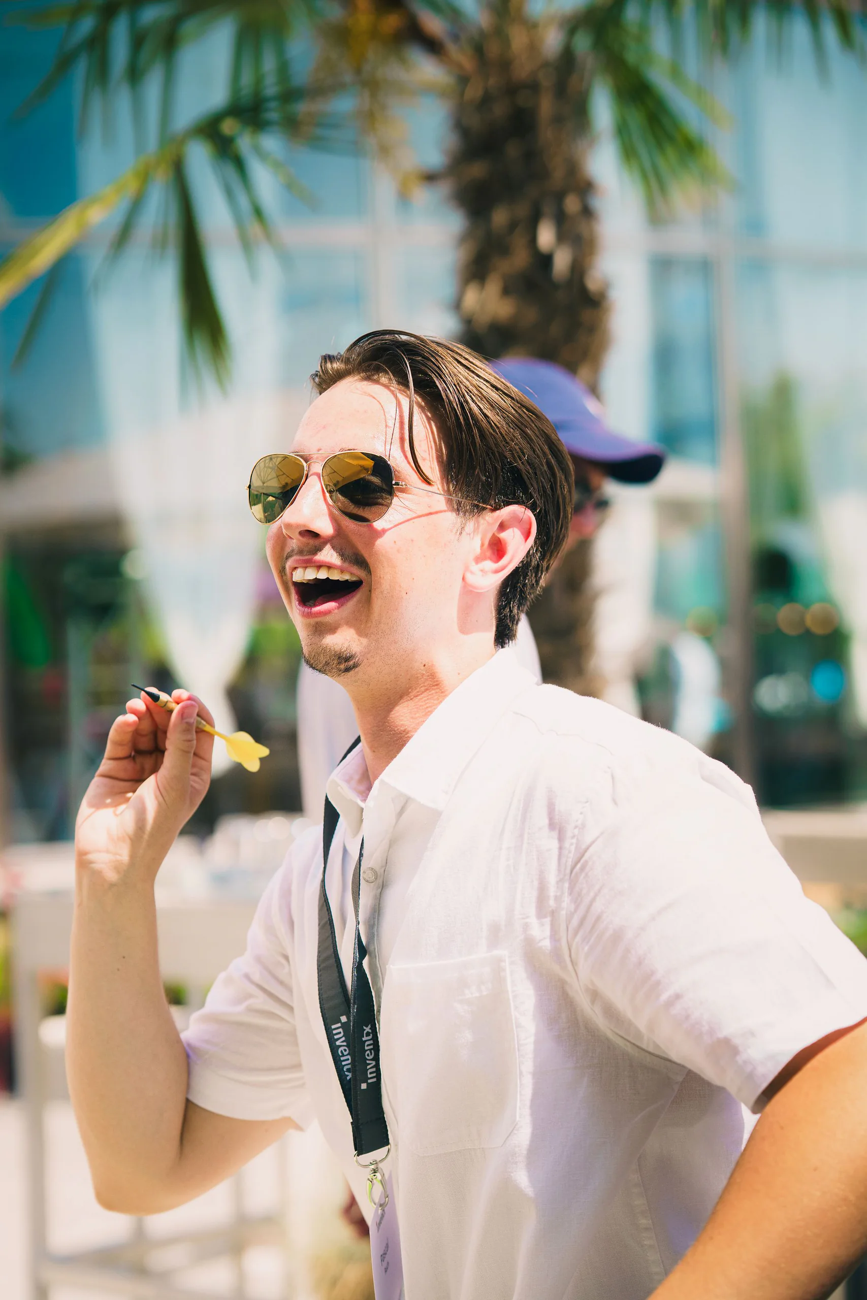Gast mit Sonnenbrille lacht herzlich am Sommernachtsfest