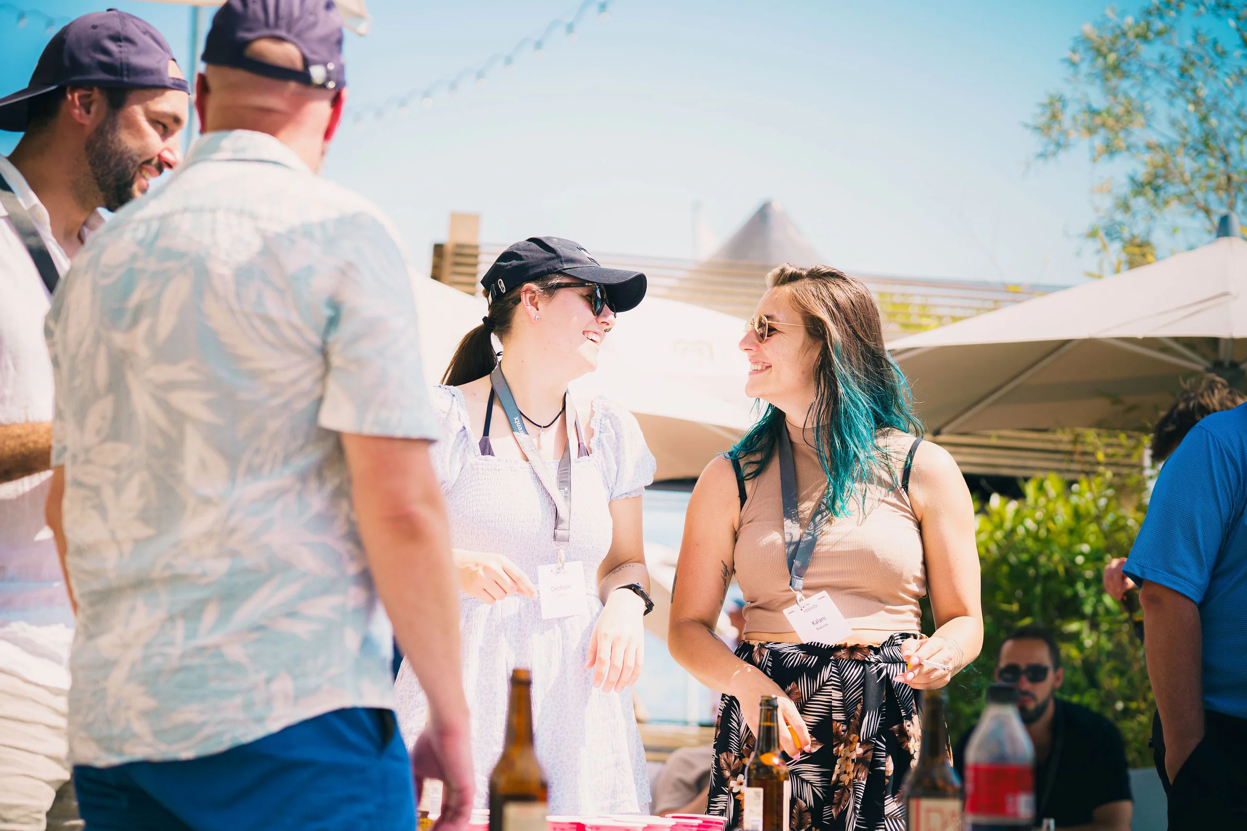 Gäste unterhalten sich im Garten beim Sommernachtsfest