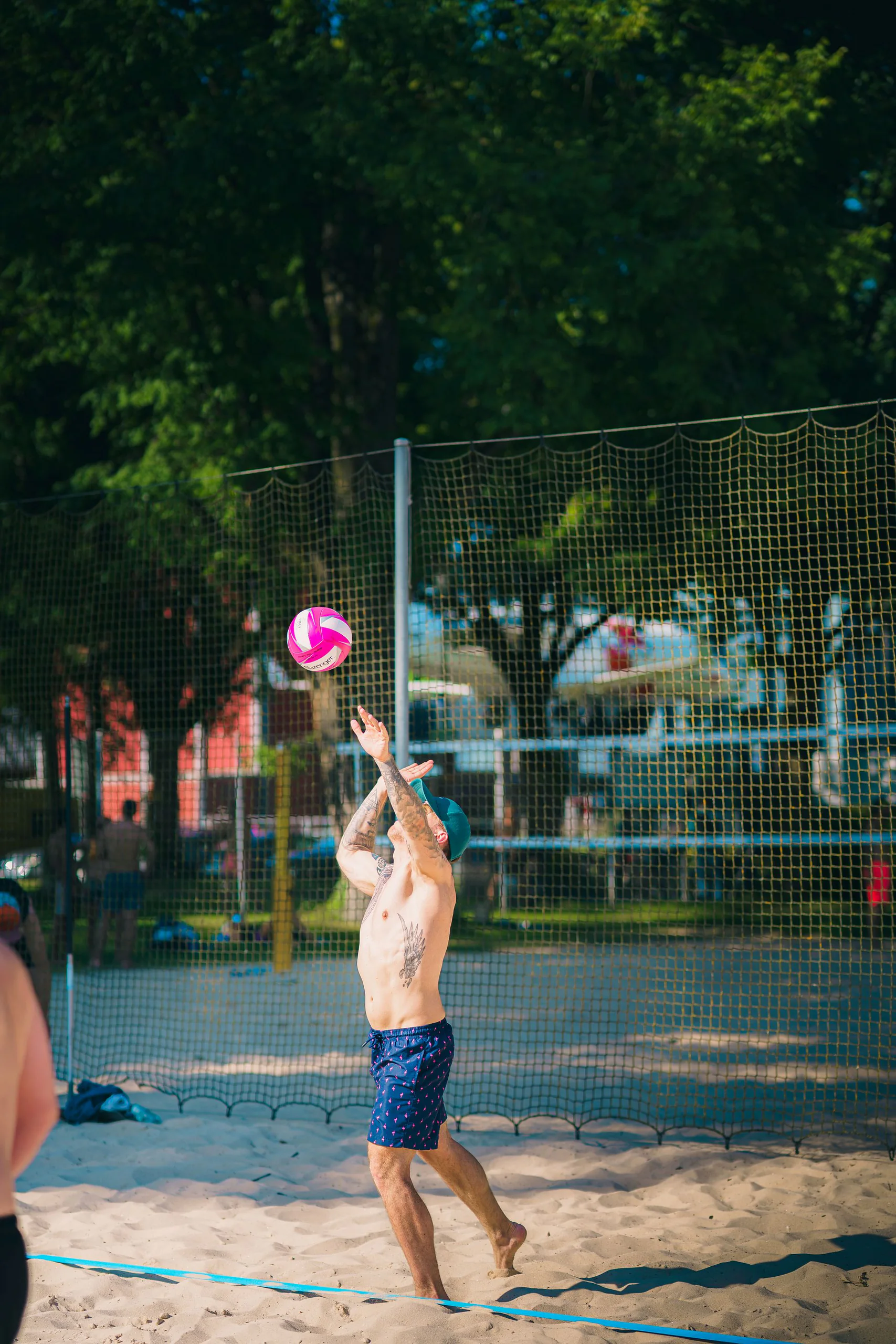 Spieler beim Aufschlag im Beachvolleyball