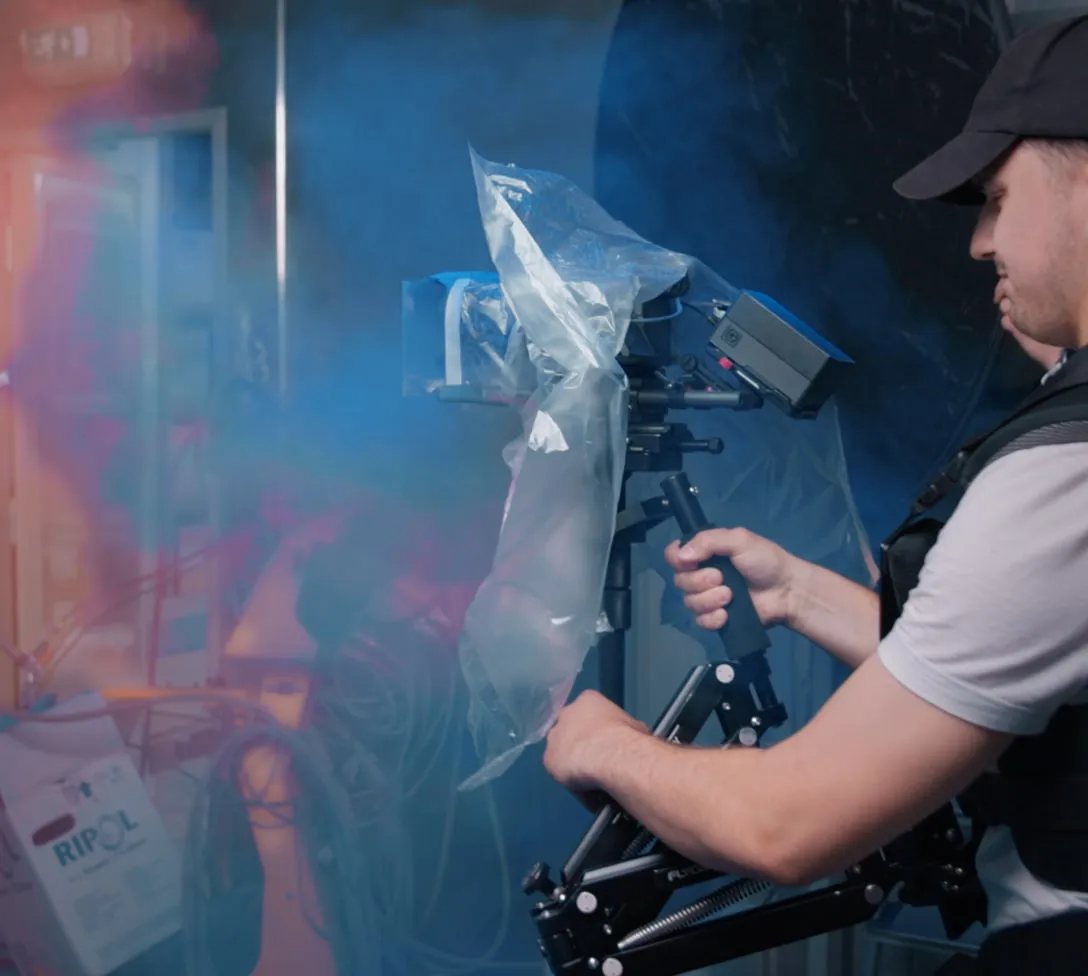 Kameramann mit Gimbal und Kamera bei einem Videodreh