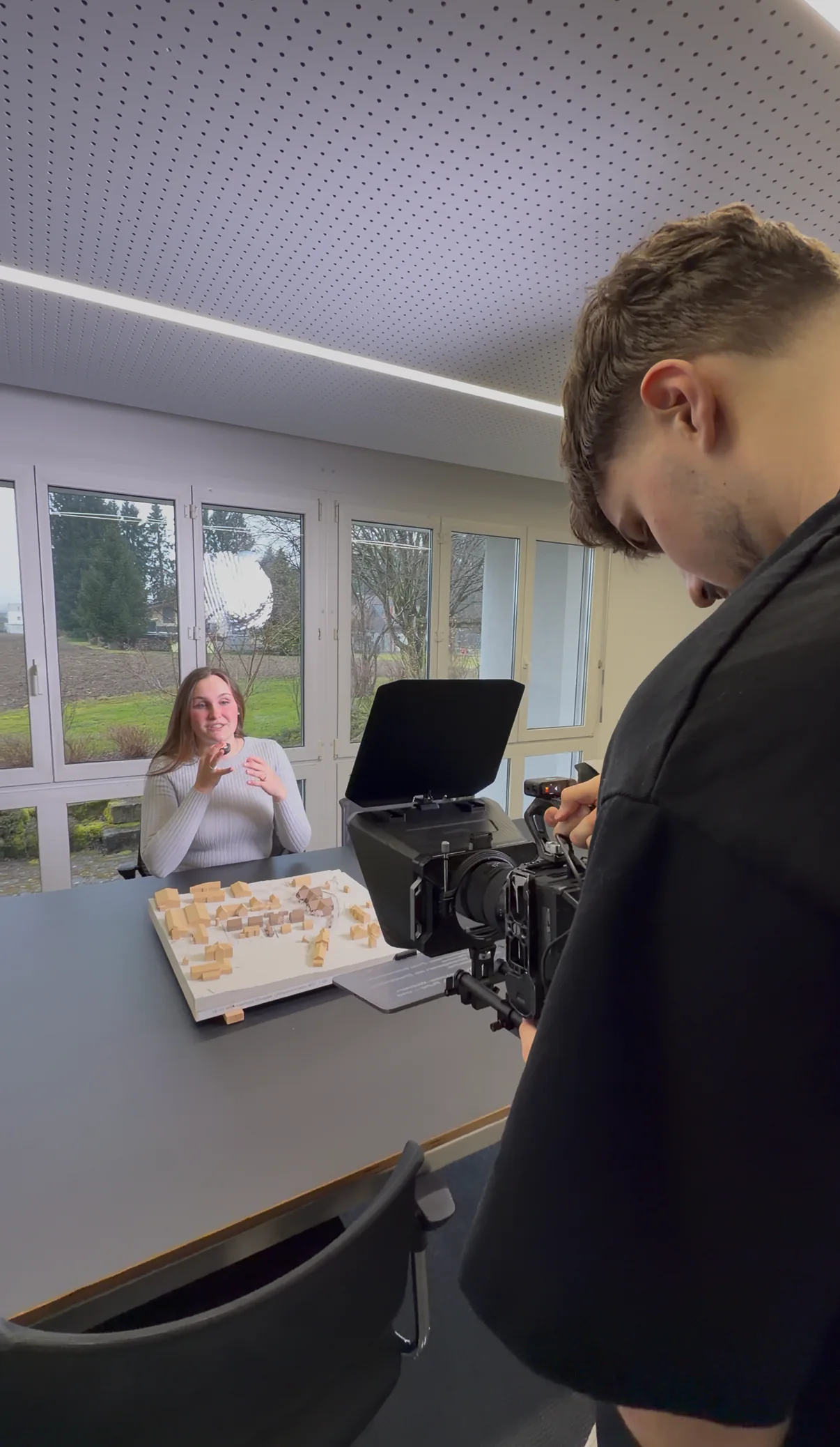 Kameramann filmt ein Interview mit Gimbal an einem Tisch