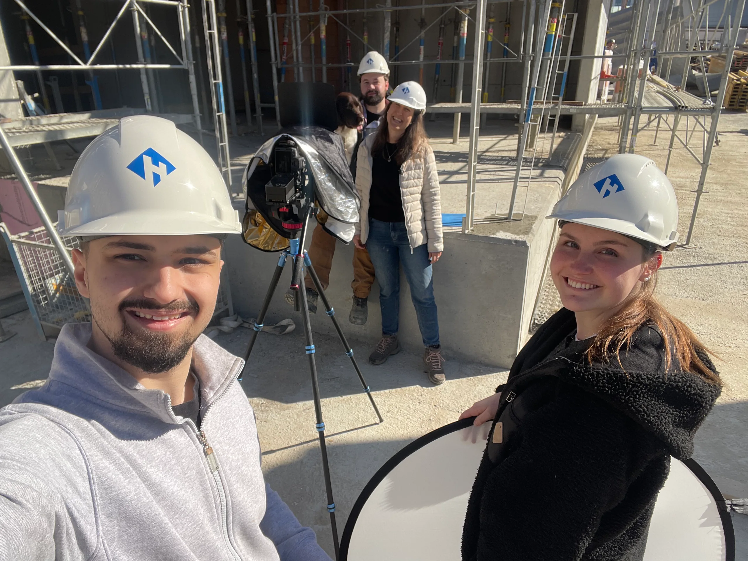 Selfie des C-Pictures-Teams mit Bauhelmen auf der Baustelle