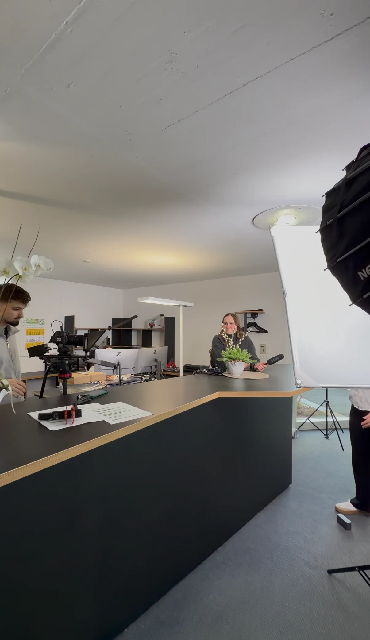 Drehaufbau mit Softbox und Kamera in einem hellen Raum