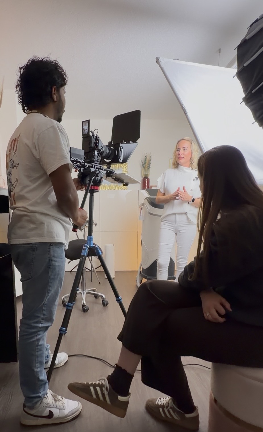 Drehtag im Studio: Sabrina Vlachos vor der Kamera, daneben Kameramann und Regie