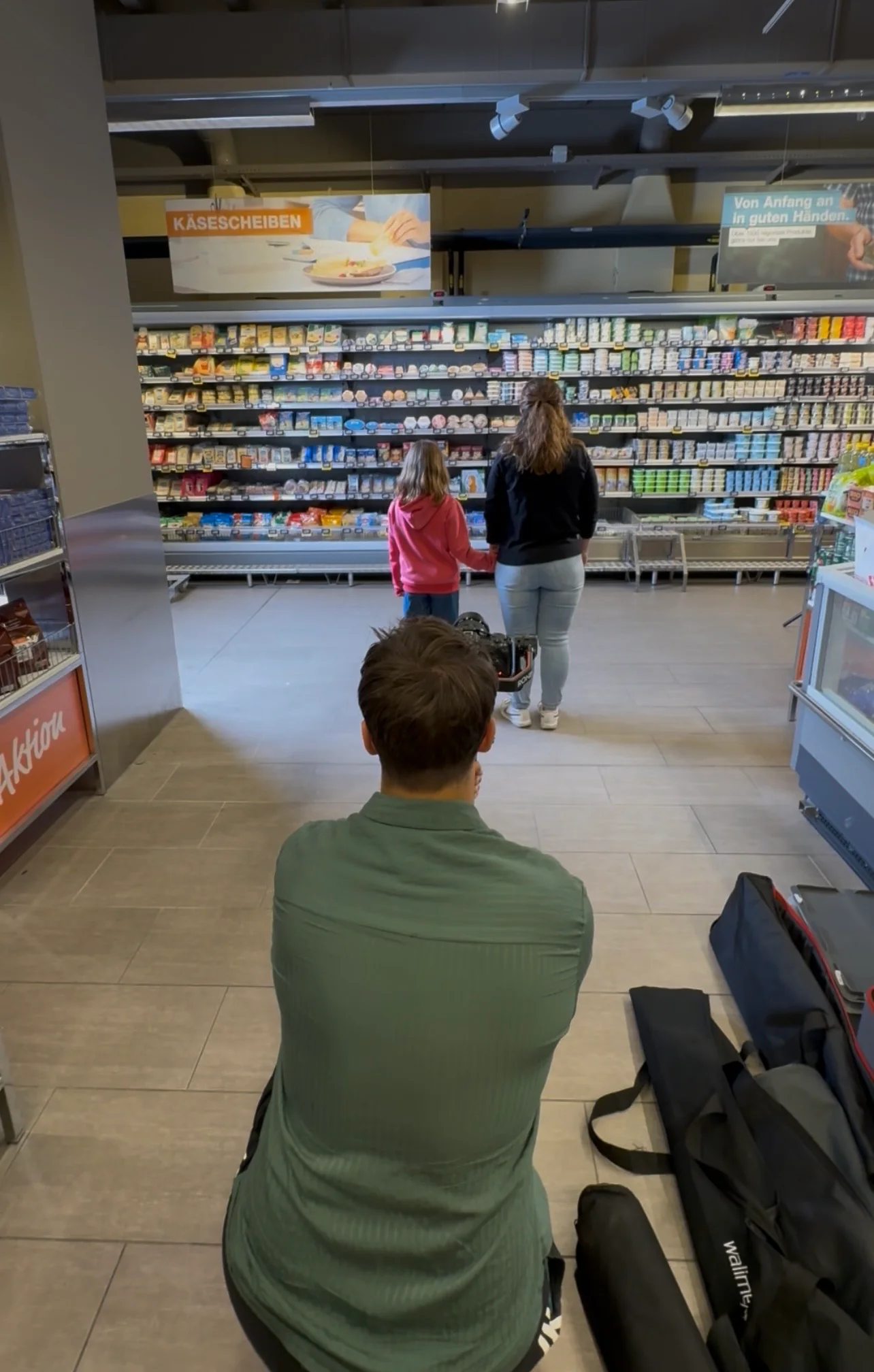 Dreh im Supermarkt mit Kamerateam vor der Regalreihe