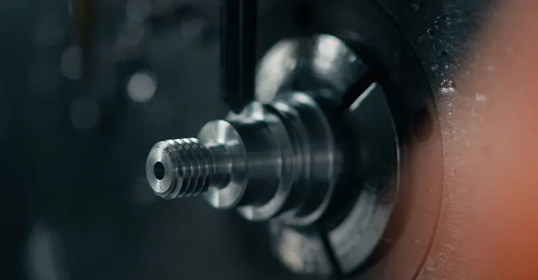 Makroaufnahme eines Metallteils aus der CNC-Fertigung im Imagefilm für Werner Heeb CNC Technik