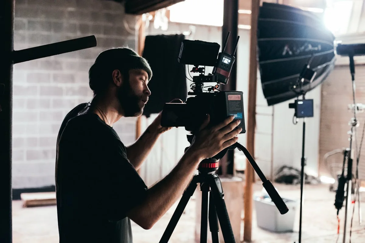 Kameramann filmt mit Stativ und Softbox bei einem professionellen Imagefilm-Dreh